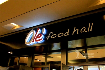 背發光字的美好